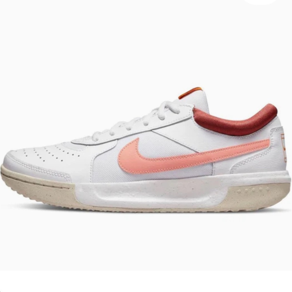 BRAND NEW never worn Nike court sneakers
